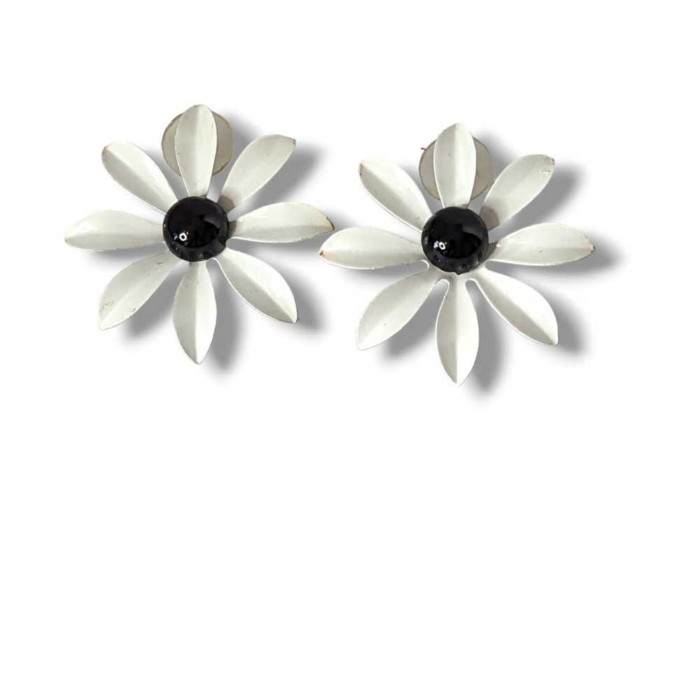 Vintage 70s Black & White Daisy Flower Earrings H… - image 5