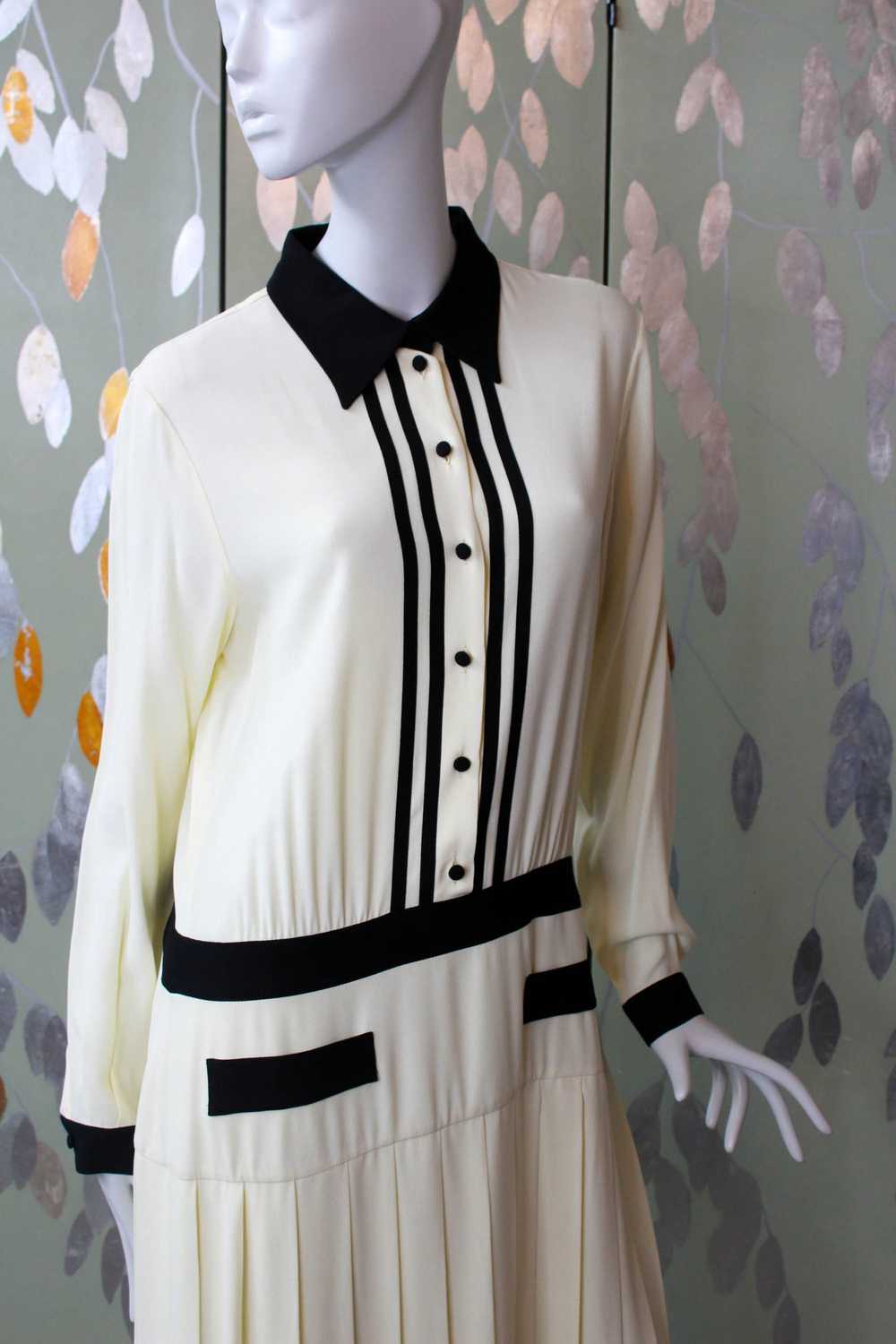 y2k Moschino Cream and Black 1920s Style Dress wi… - image 3