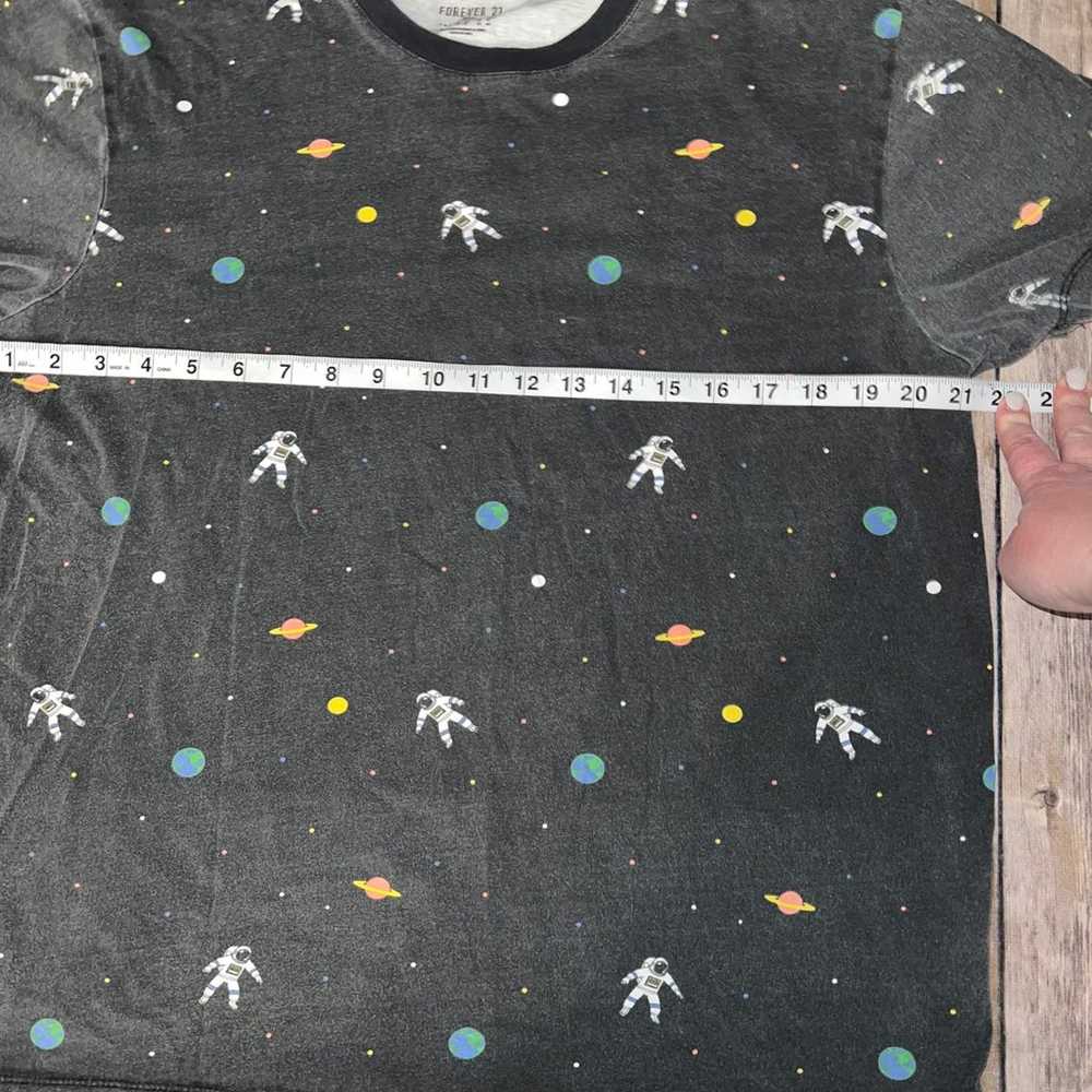 Forever 21 Men’s outer space printed tee, size me… - image 5