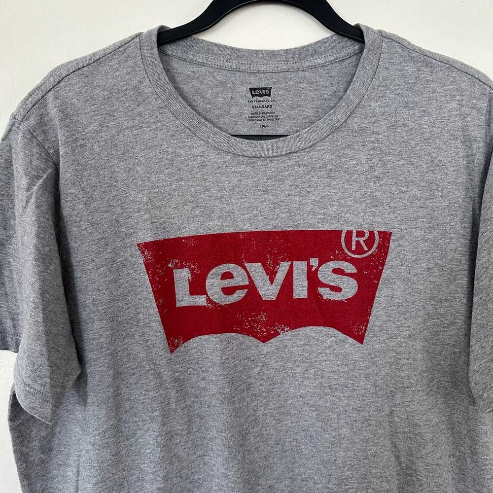 Levi’s Standard Fit Grey/Red Short Sleeve Graphic… - image 2