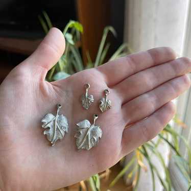 Vintage 2 pairs of leaf earrings