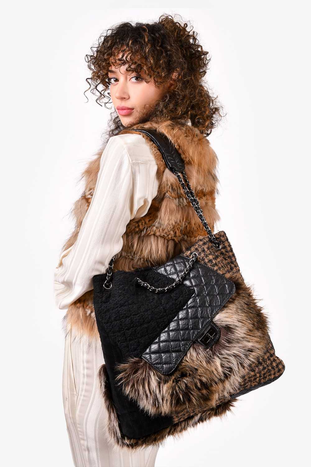 Pre-loved Chanel™ 2009-2010 Leather/Faux Fur Fant… - image 2