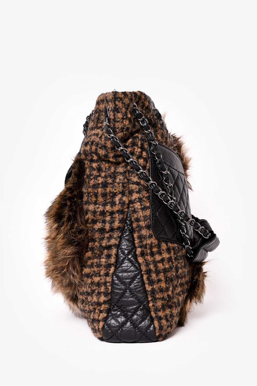 Pre-loved Chanel™ 2009-2010 Leather/Faux Fur Fant… - image 8