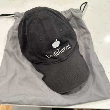 エッセンシャルズ Balenciaga Be Different Apple Logo Cap | wolrec.org