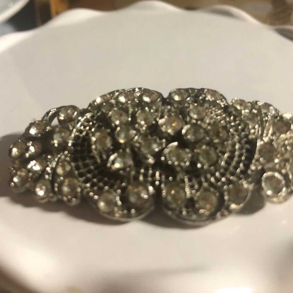 BEAUTIFUL VINTAGE SILVER COLORED WHITE GEMS BROOCH - image 1