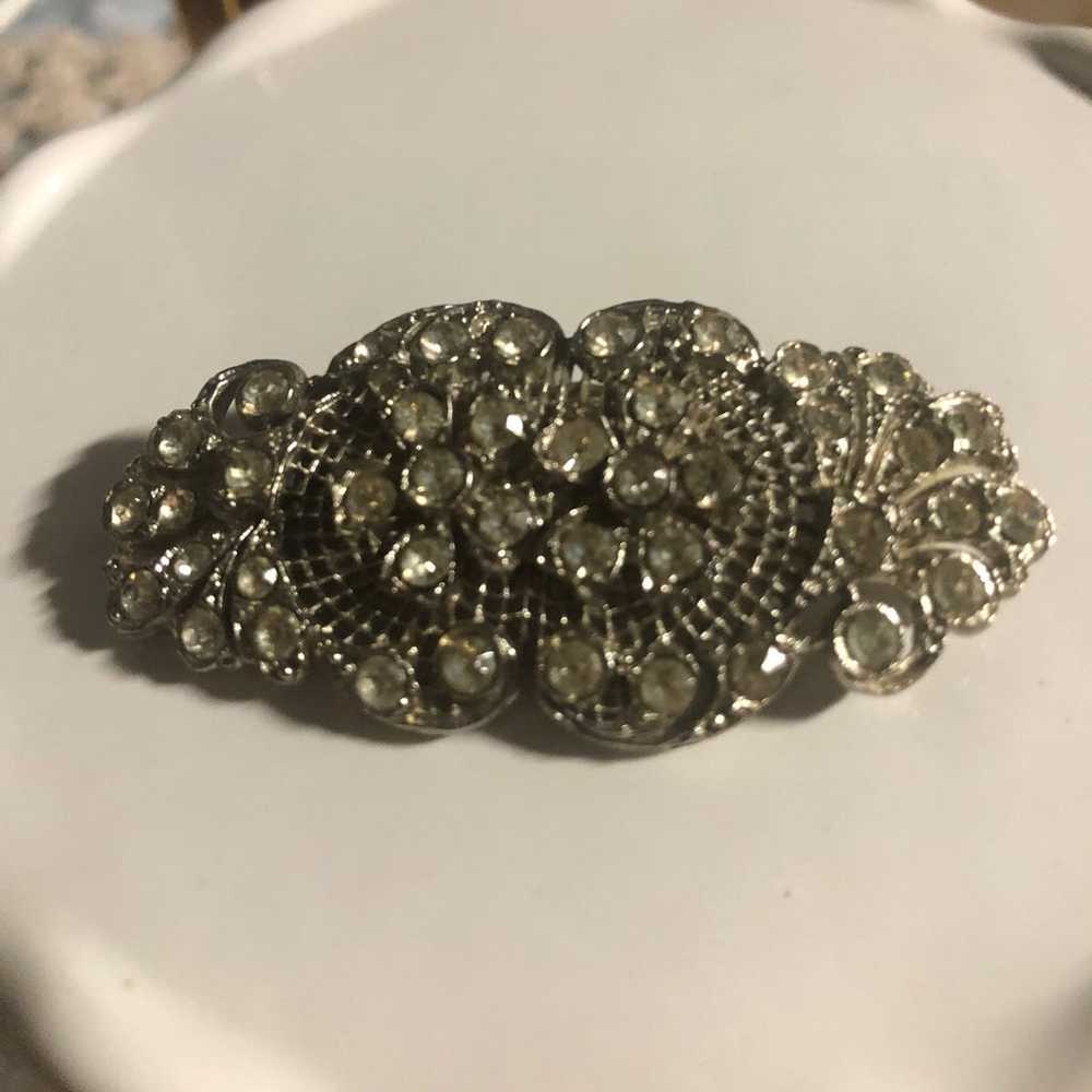 BEAUTIFUL VINTAGE SILVER COLORED WHITE GEMS BROOCH - image 2