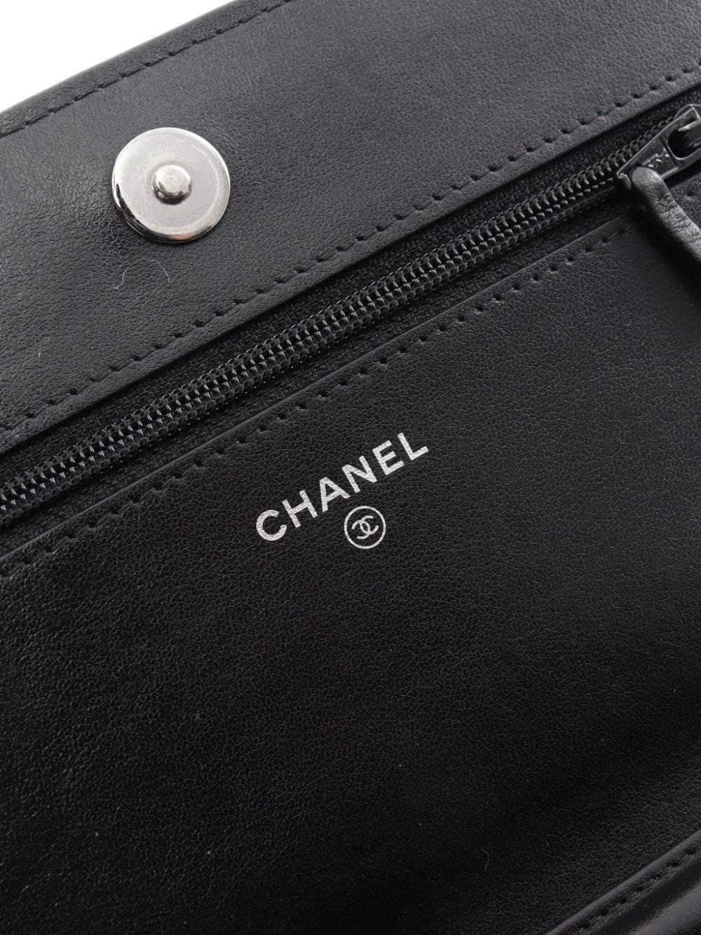 CHANEL Pre-Owned 2018 Chevron-quilted wallet-on-c… - image 4