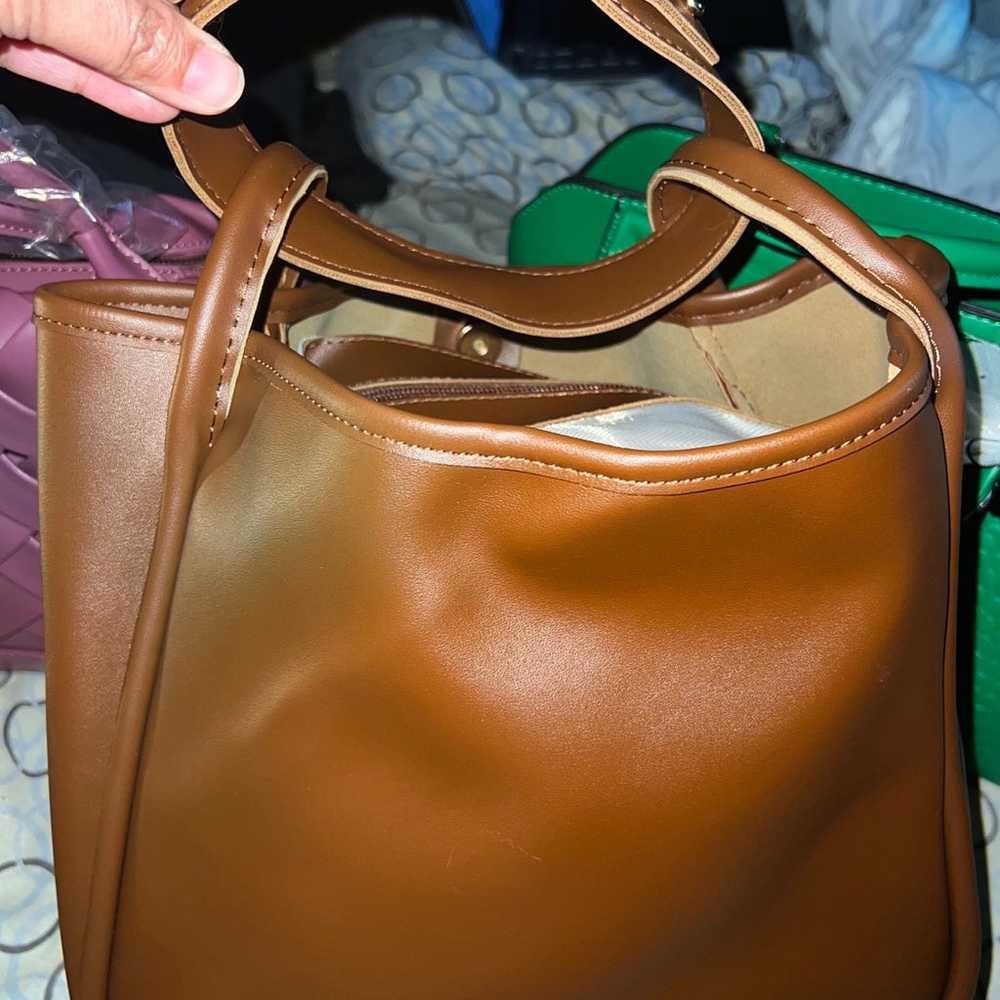 Classic, roomy handbag - image 1