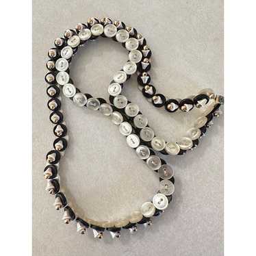 https://img.gem.app/917547549/1t/1703919053/vintage-black-white-mother-of-pearl-buttons-beads.jpg