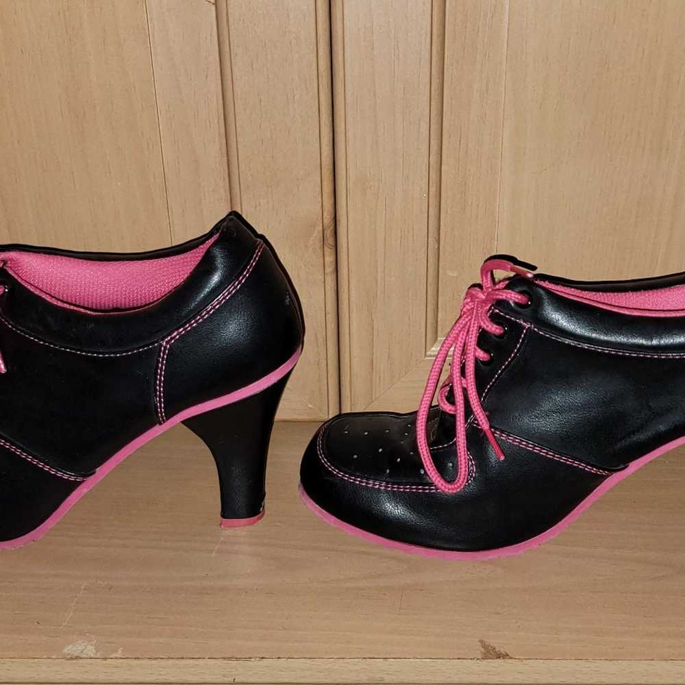 Pink and black high heel shoes y2k - image 2