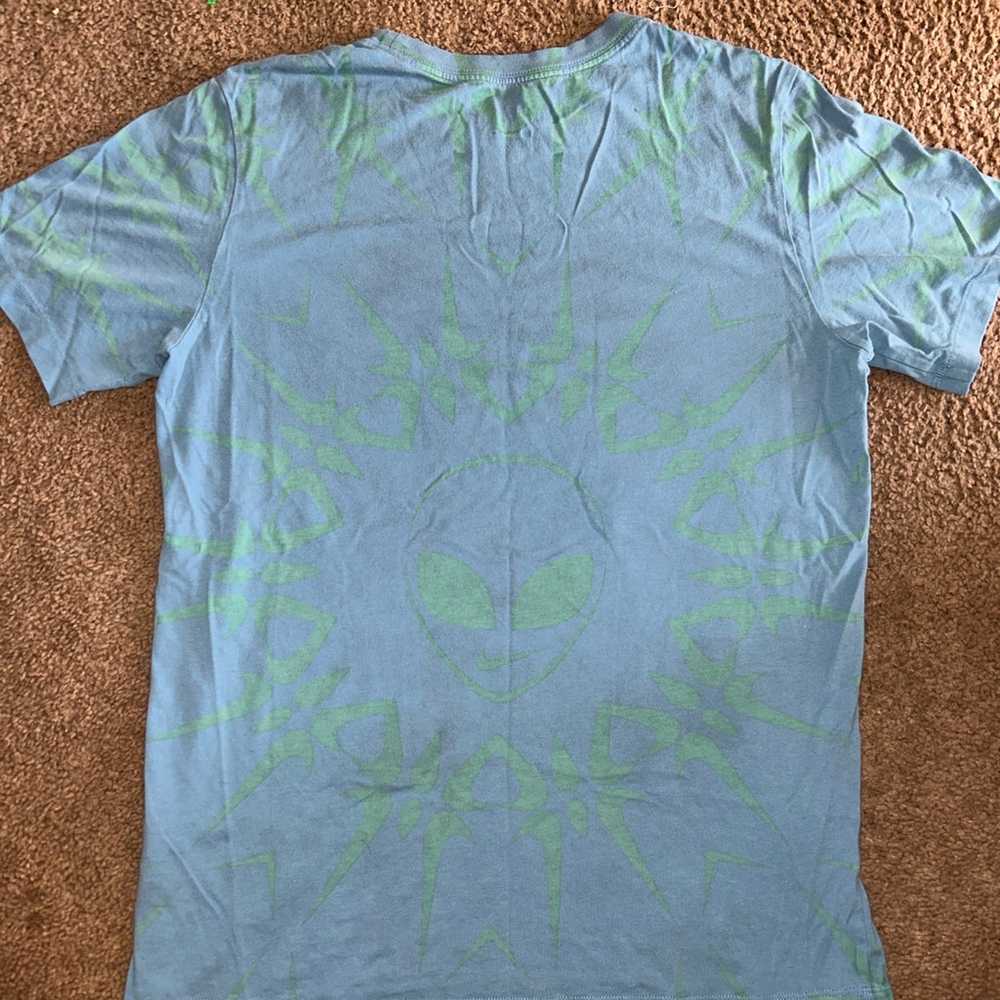 Nike alien T-shirt in light blue with very light … - image 3