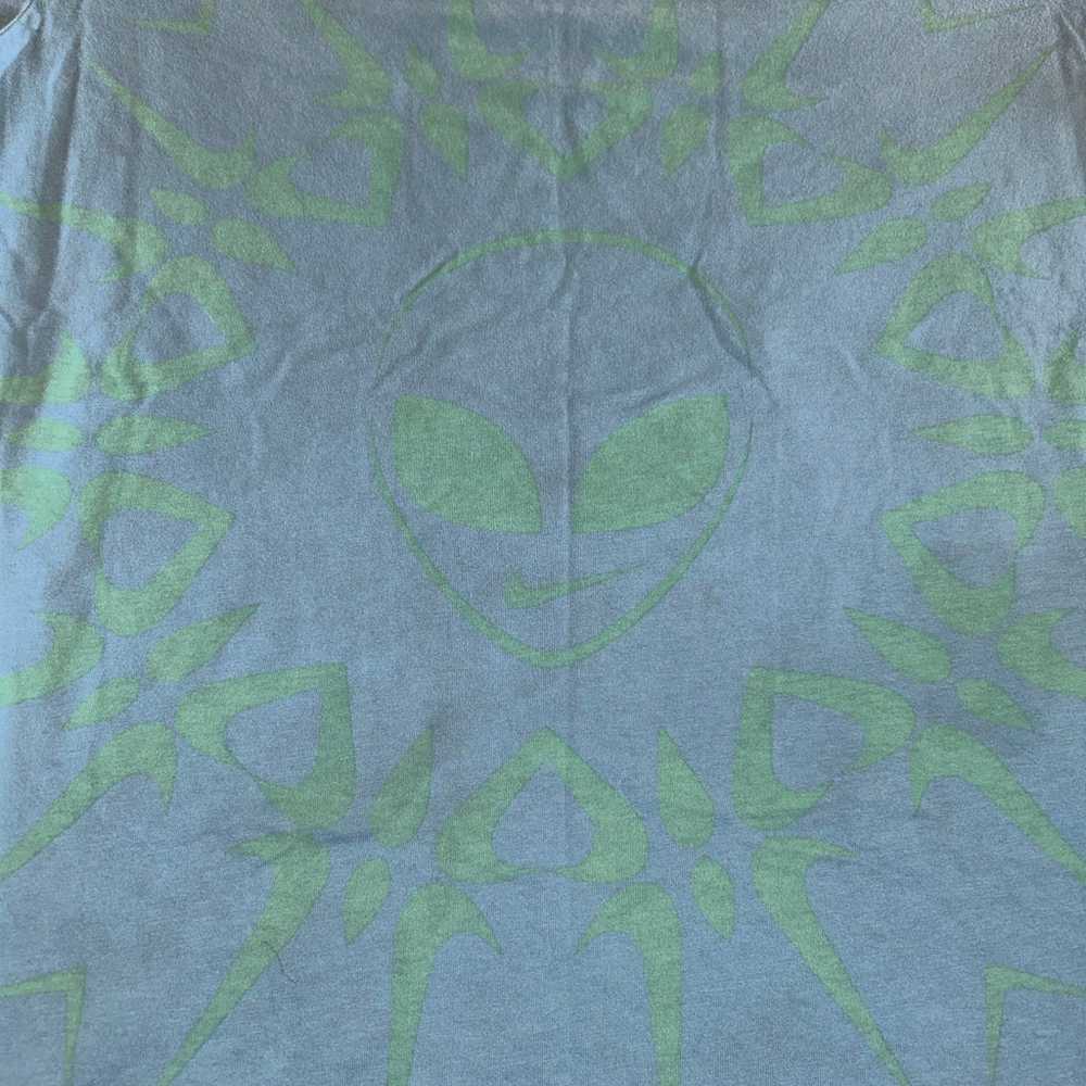 Nike alien T-shirt in light blue with very light … - image 5