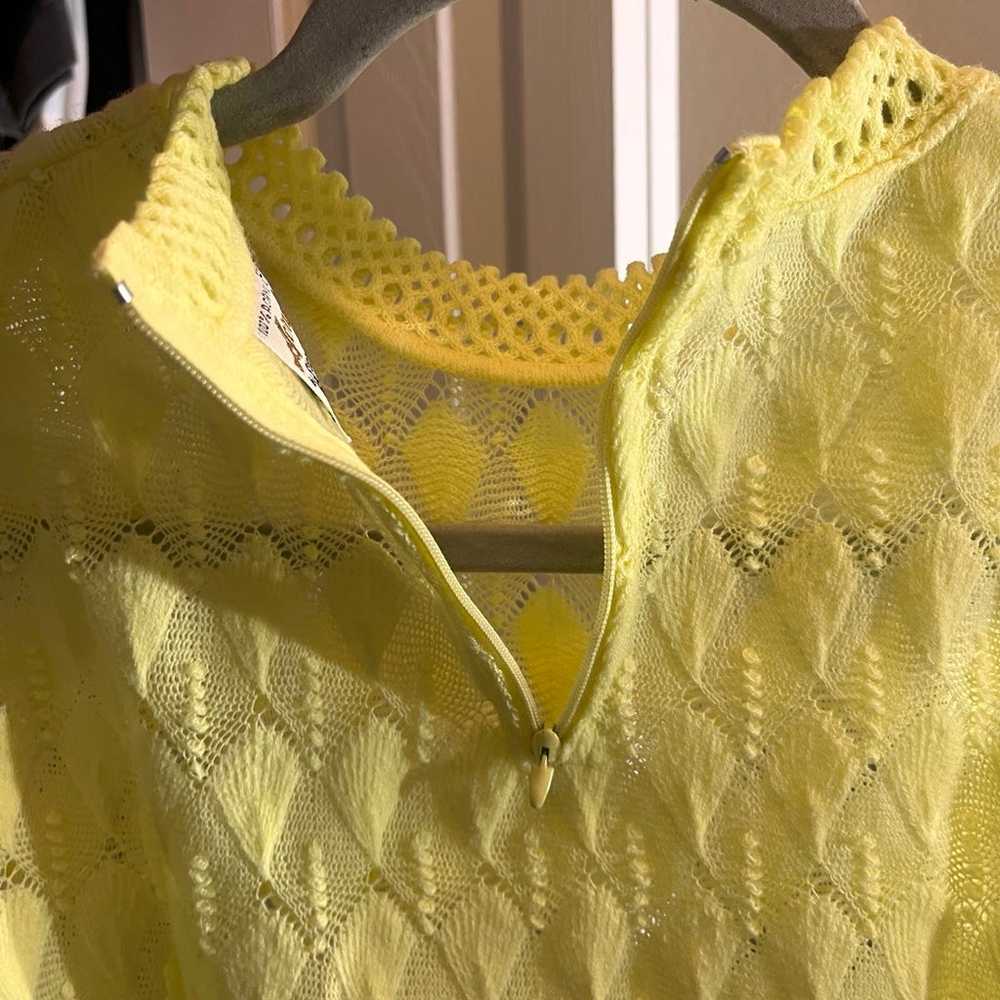 Vintage 70's, bright yellow scallop lace fabric w… - image 7