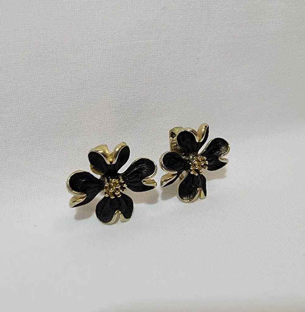 Black and goldtone clip on flower earrings - image 7