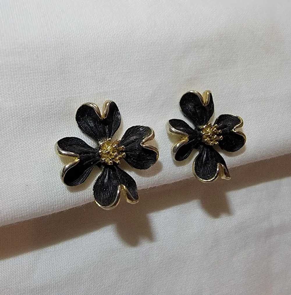 Black and goldtone clip on flower earrings - image 9