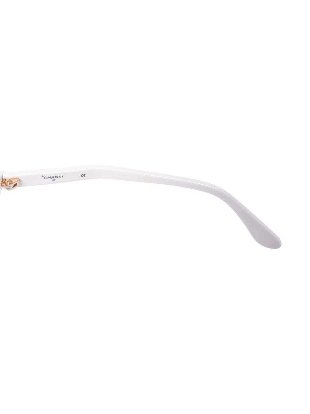 CHANEL Pre-Owned 1994 CC Runway sunglasses - White - image 5
