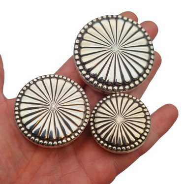 Set of three round silver boxes with exquisite pu… - image 1