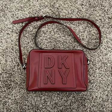 Dkny tilly stacked hot sale logo camera bag