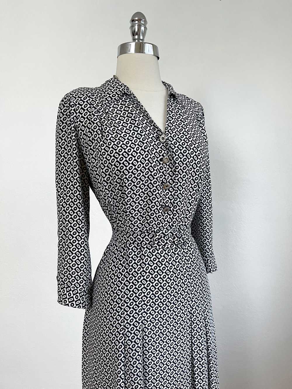 Vintage 1940s Cold Rayon Print Dress - VOLUP Blac… - image 5
