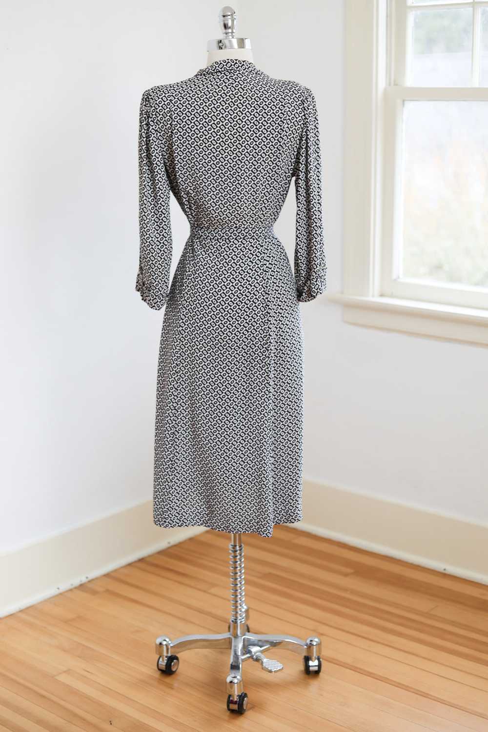 Vintage 1940s Cold Rayon Print Dress - VOLUP Blac… - image 8