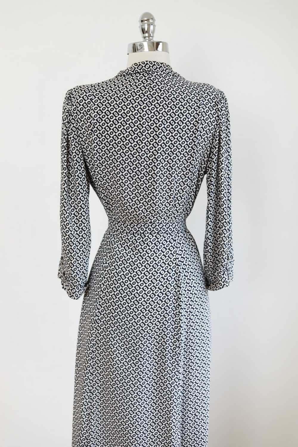 Vintage 1940s Cold Rayon Print Dress - VOLUP Blac… - image 9