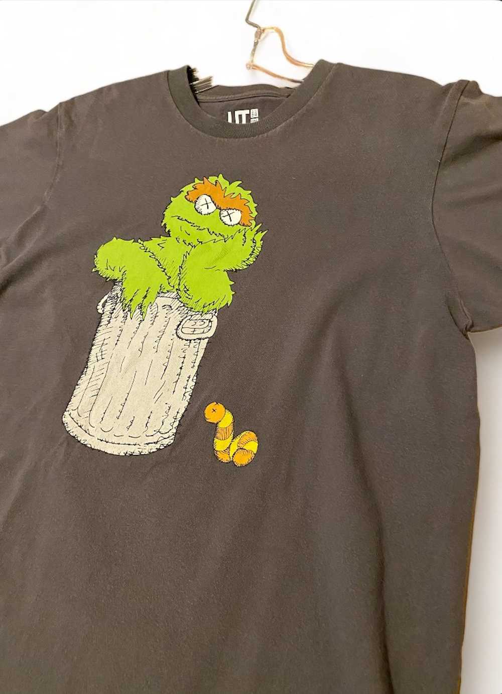 Kaws × Uniqlo Kaws x Uniqlo Sesame Street Grouch … - image 1