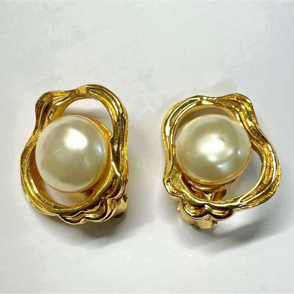 Chanel Vintage CHANEL golden oyster earrings with… - image 4