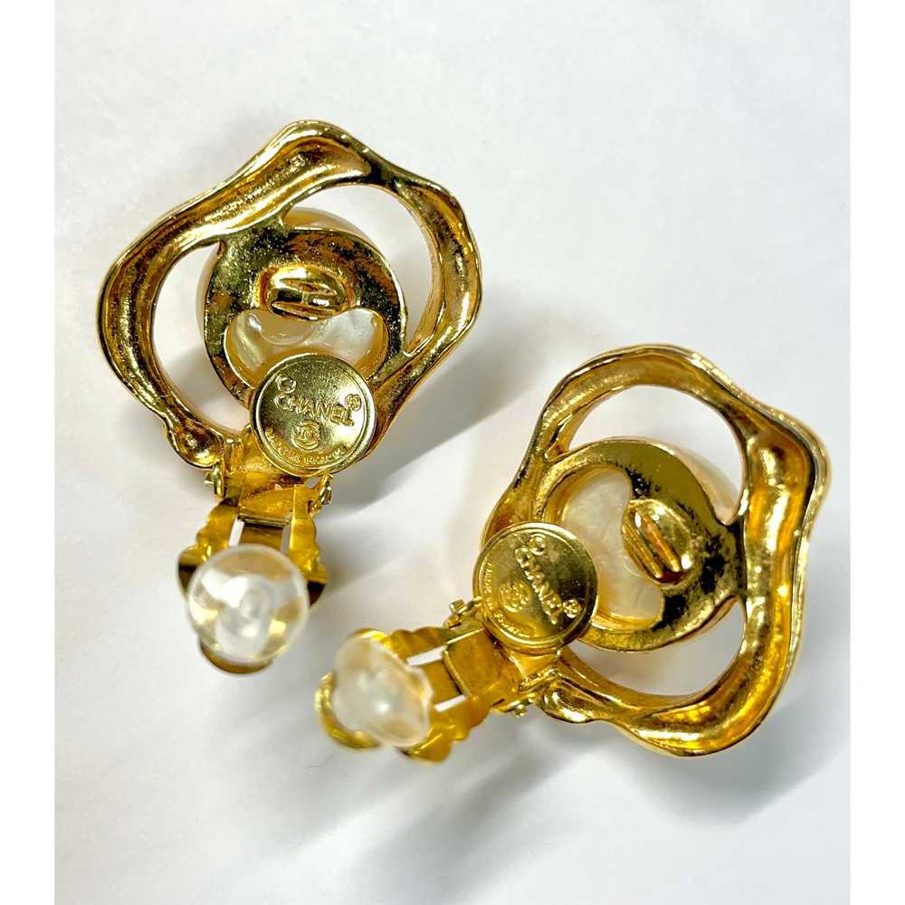 Chanel Vintage CHANEL golden oyster earrings with… - image 8