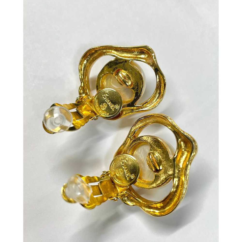 Chanel Vintage CHANEL golden oyster earrings with… - image 9