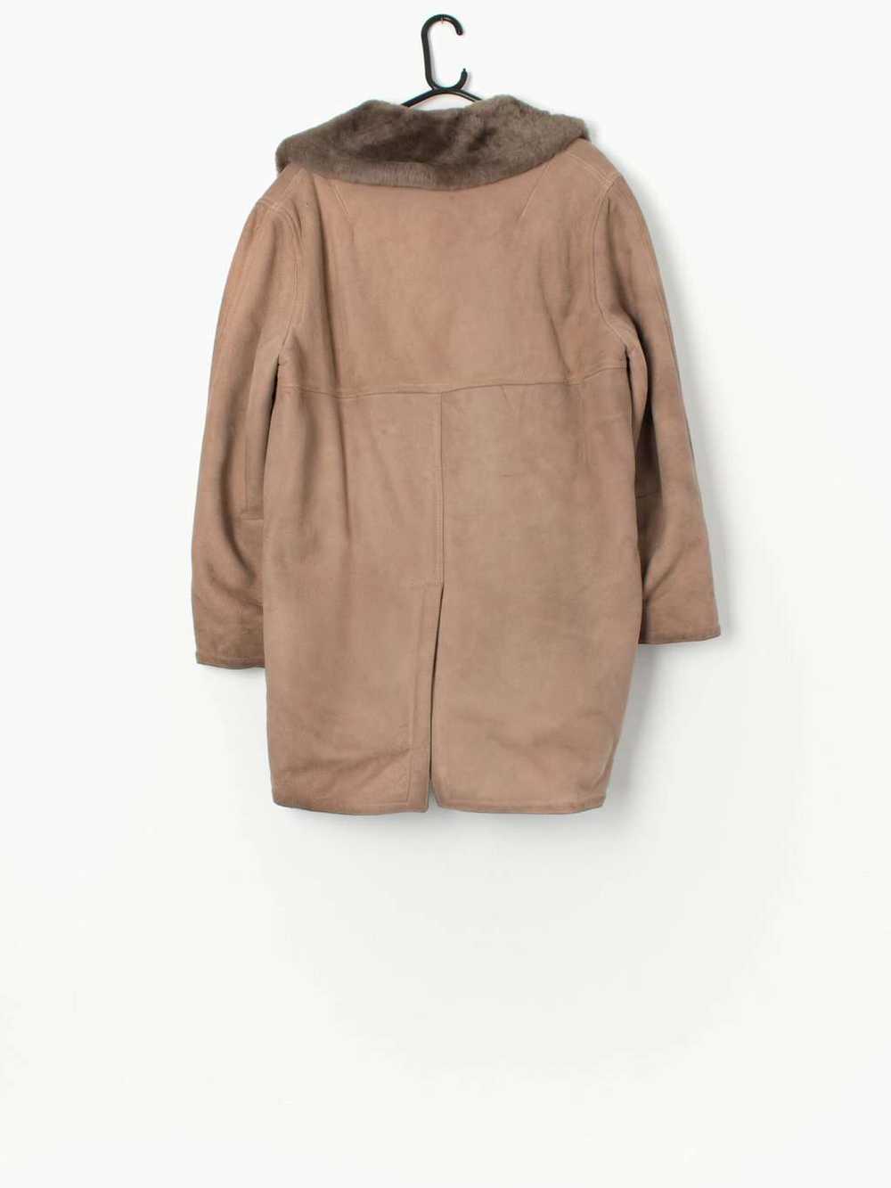 Vintage sheepskin jacket in pastel brown – Medium… - image 4