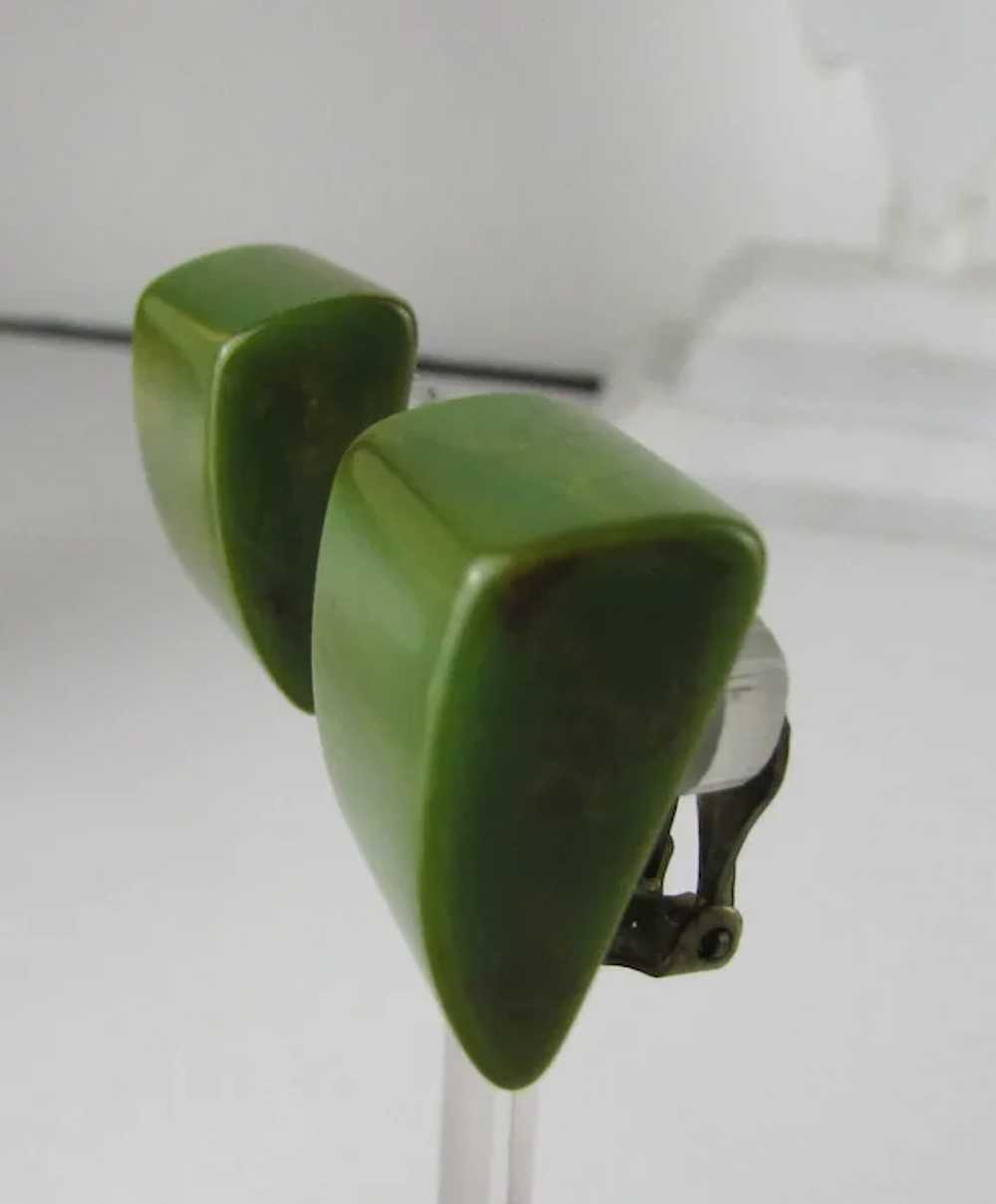 Mottled Green Bakelite Clip On Earrings - image 3