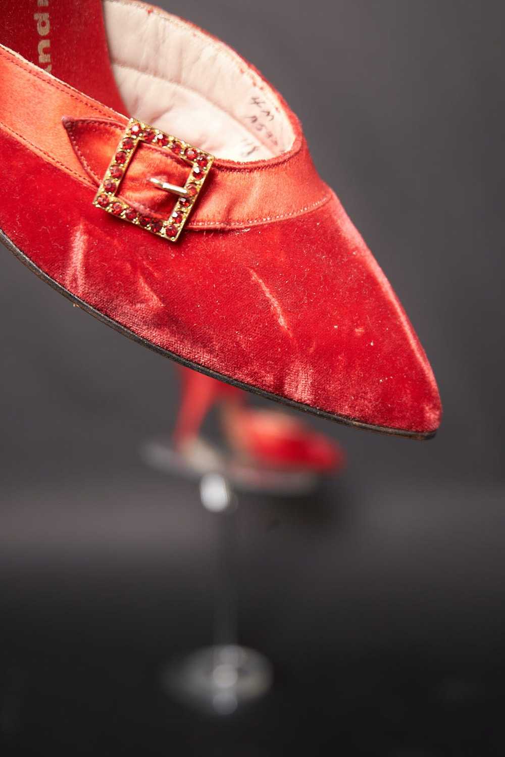 Vintage 1950s Red Velvet and Satin Pumps Heels Sh… - image 7