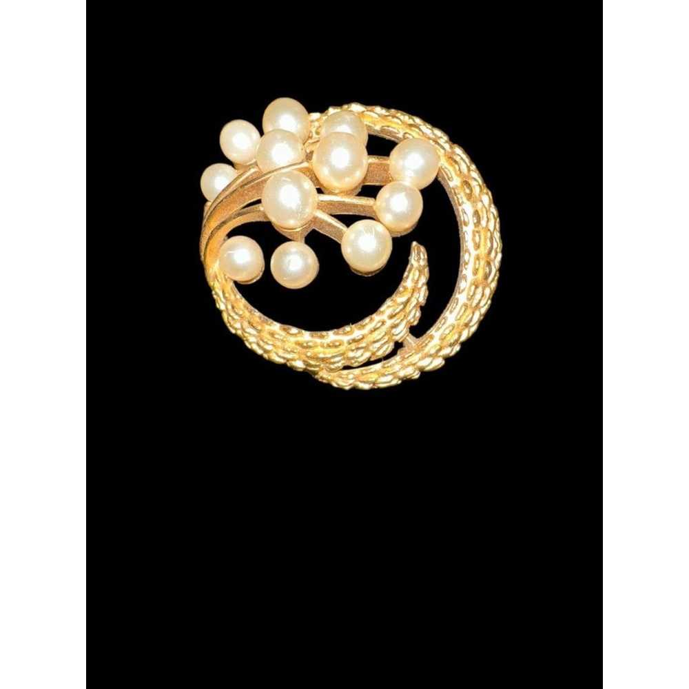 60s Trifari Gold Swirl Spiral Pearl Brooch - image 1