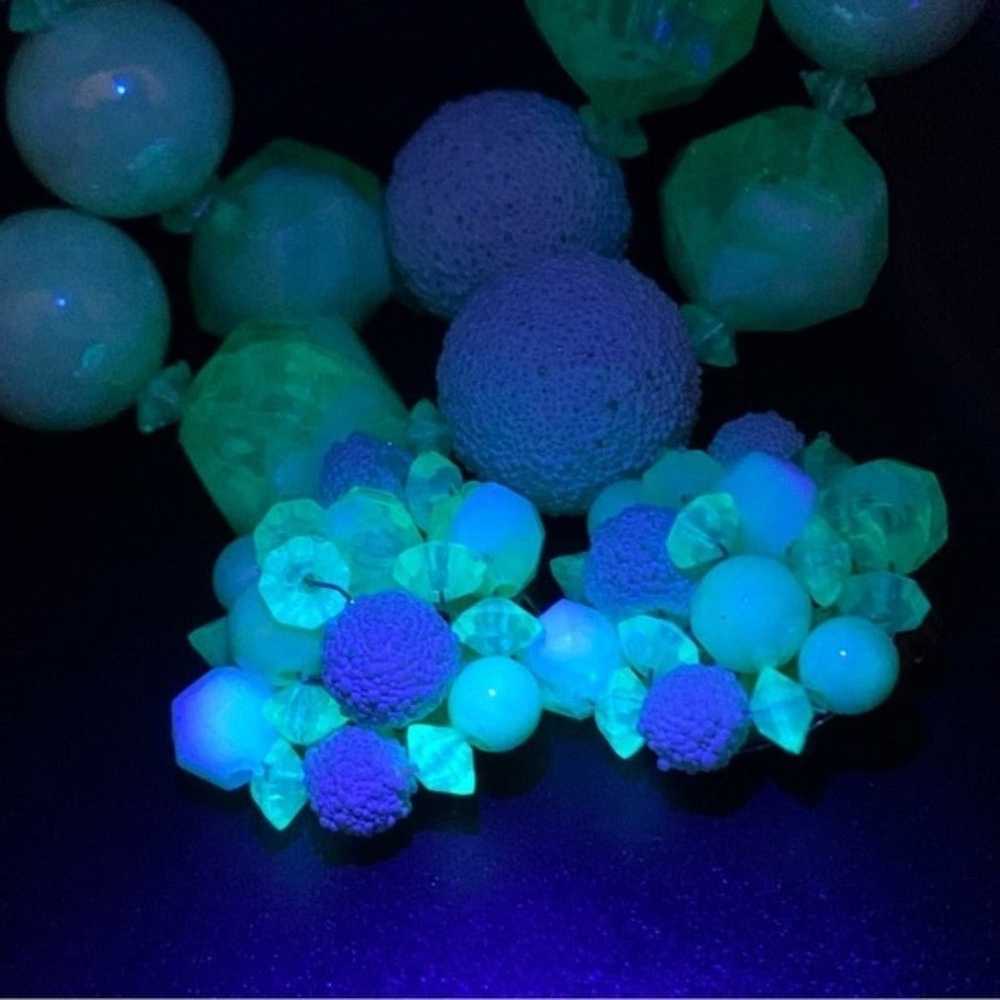 Stunning made in Hong Kong plastic beaded glowing… - image 11