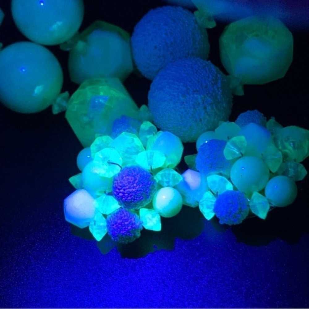 Stunning made in Hong Kong plastic beaded glowing… - image 12