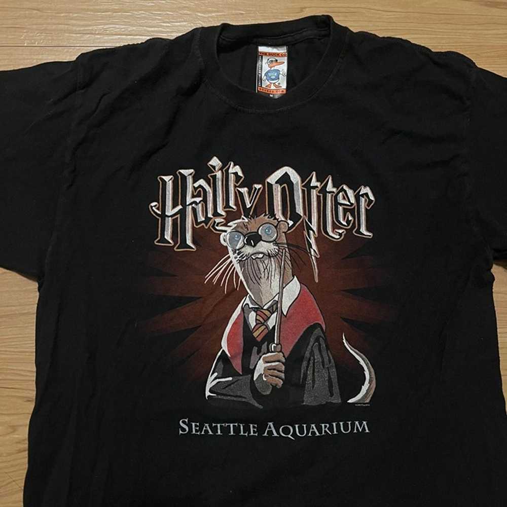 2007 Seattle Aquarium "Hairy Otter" magician shirt - image 3