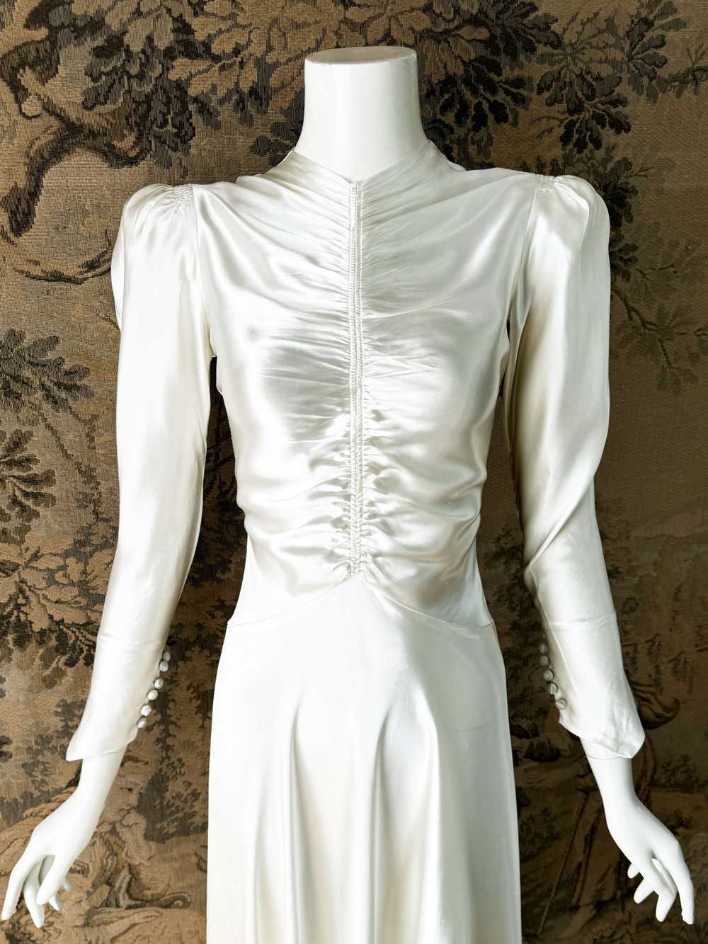 Art Deco 1930s Ruched Satin Wedding Dress - image 4