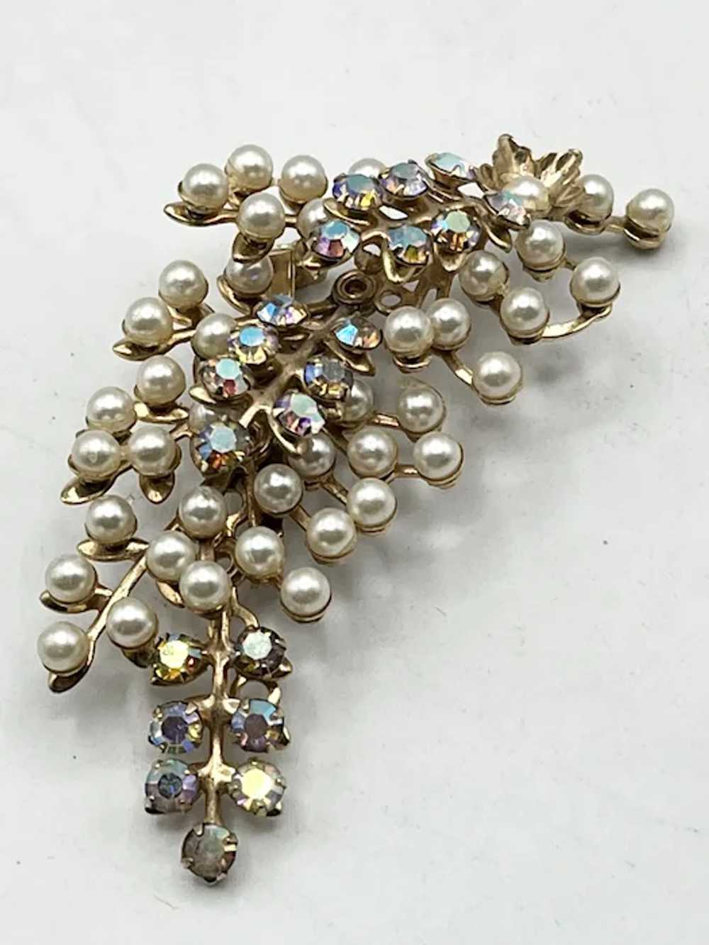 Vintage gold pearl rhinestone flower brooch pin - image 3