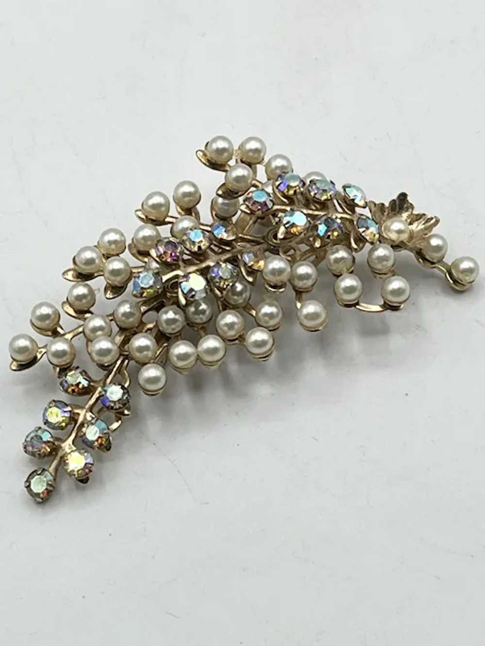 Vintage gold pearl rhinestone flower brooch pin - image 4