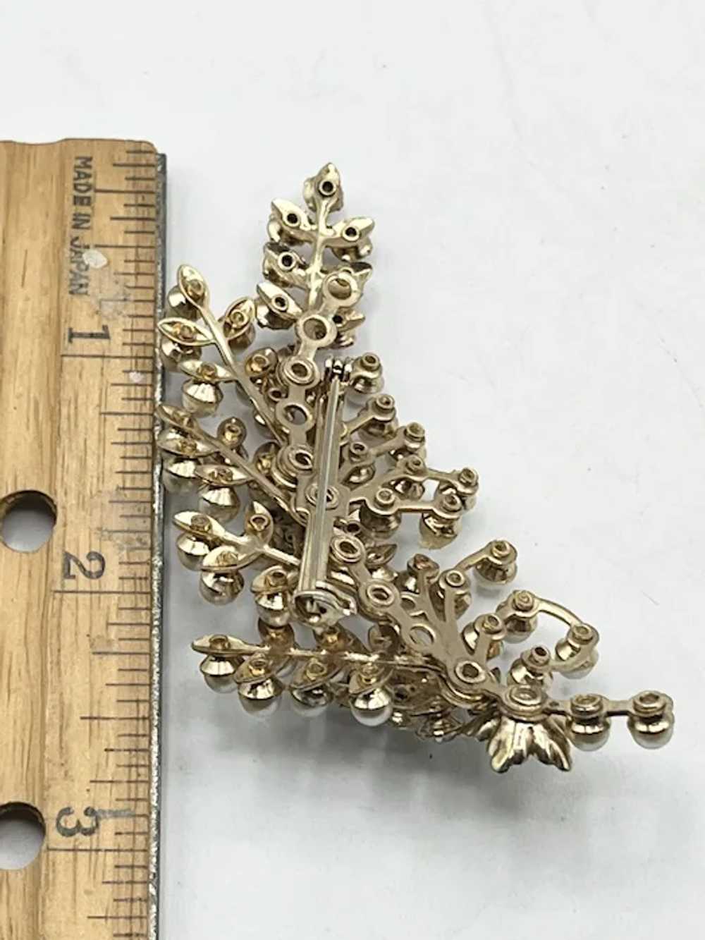 Vintage gold pearl rhinestone flower brooch pin - image 5
