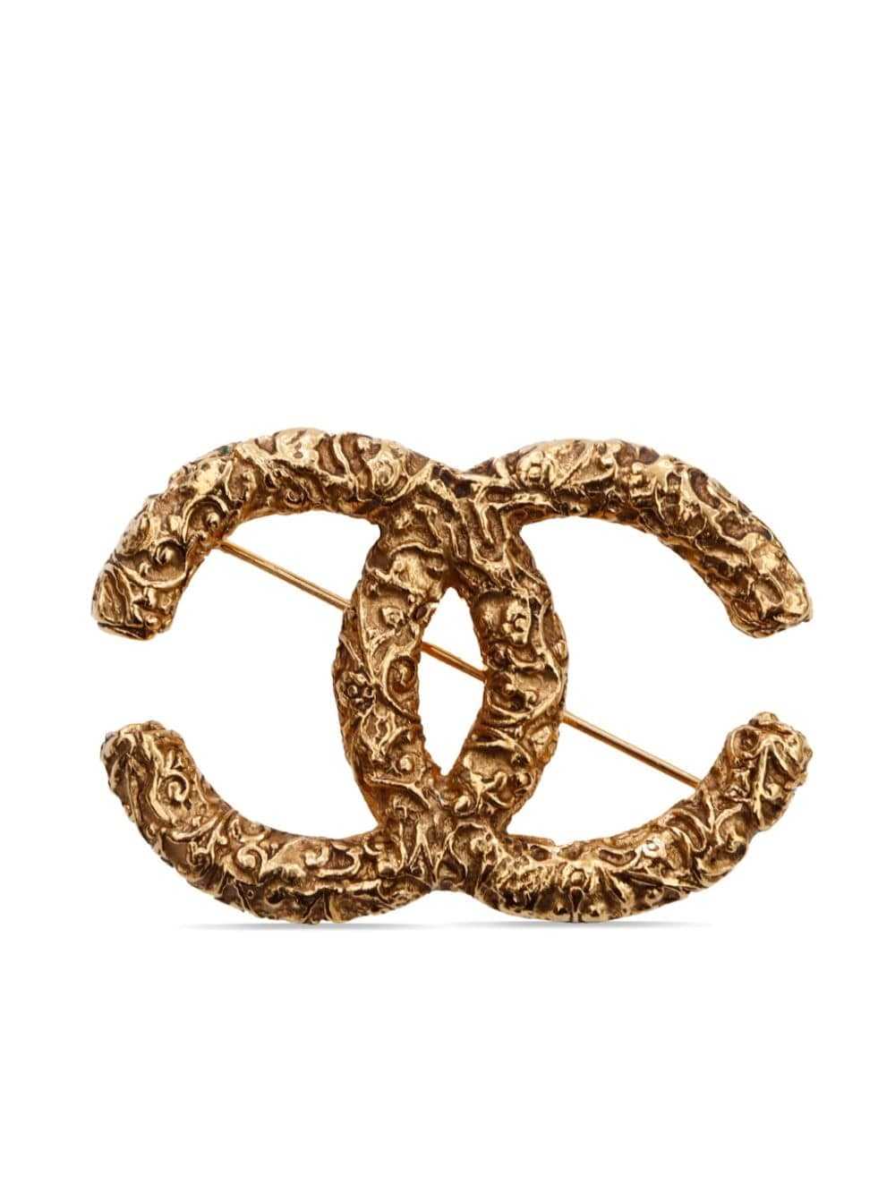 CHANEL Pre-Owned 1993 CC gold plated brooch - image 1