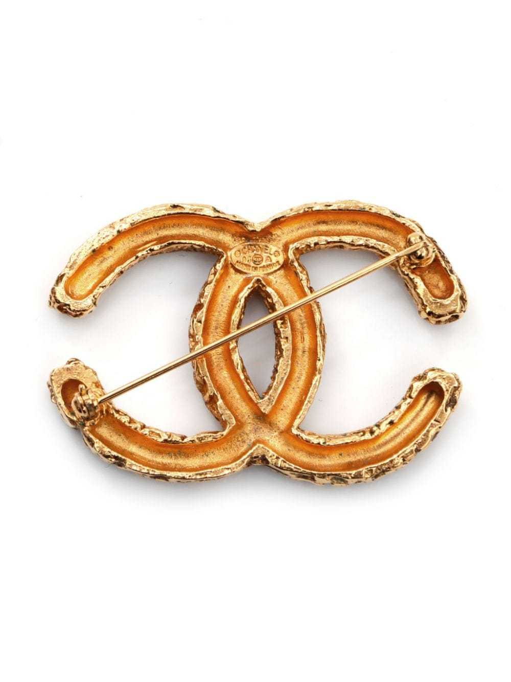 CHANEL Pre-Owned 1993 CC gold plated brooch - image 2