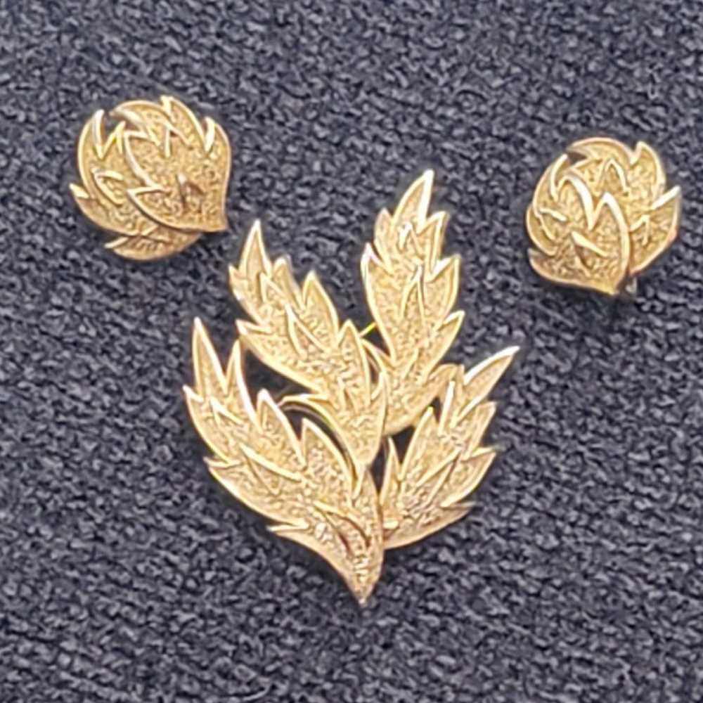 CROWN TRIFARI SET•Vintage Leaf Brooch & Clip Earr… - image 1