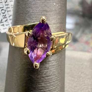 Unique size 6.75 estate sterling good silver 12k gold ring featuring a bright marquise cut amethyst colored stone