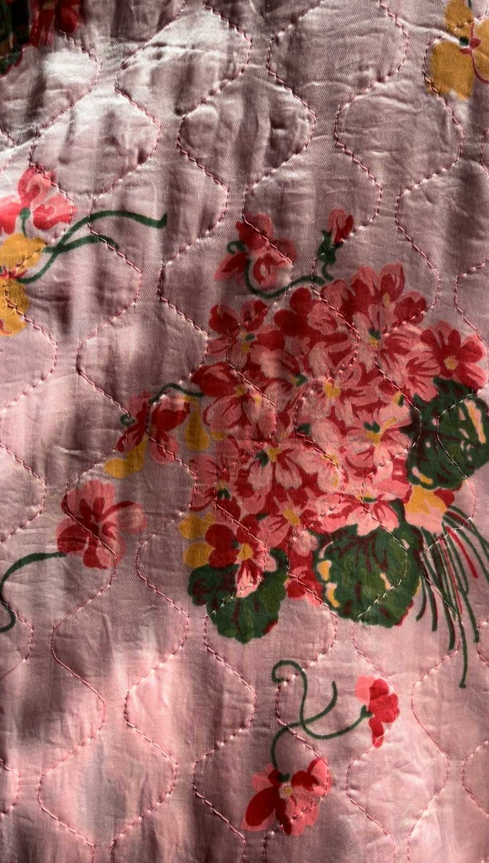1960’s Vintage Pink Floral Print Quilted Satin Ro… - image 12