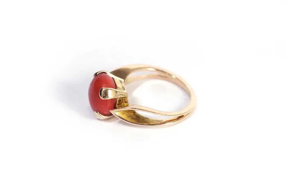 Modernist coral ring in 18k gold, retro coral rin… - image 2