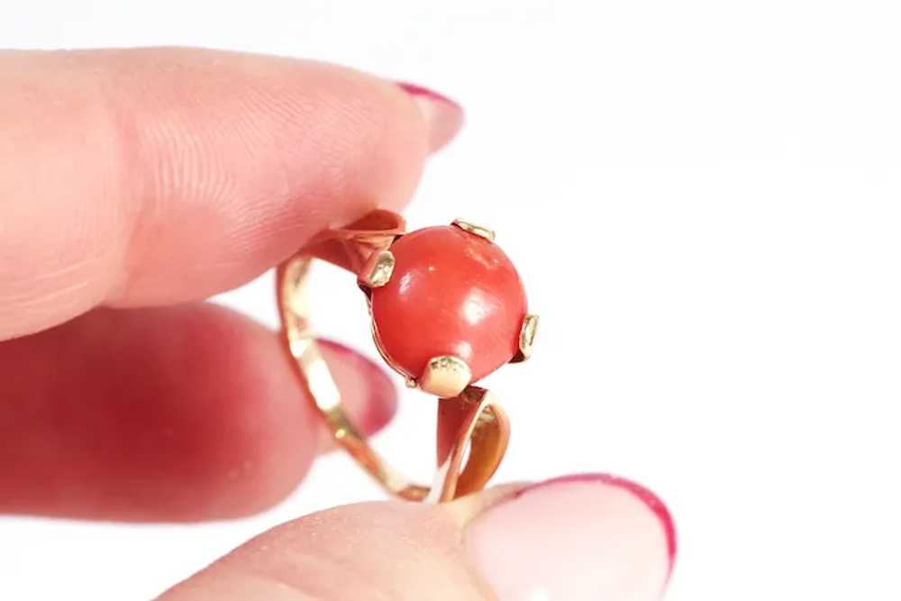 Modernist coral ring in 18k gold, retro coral rin… - image 4