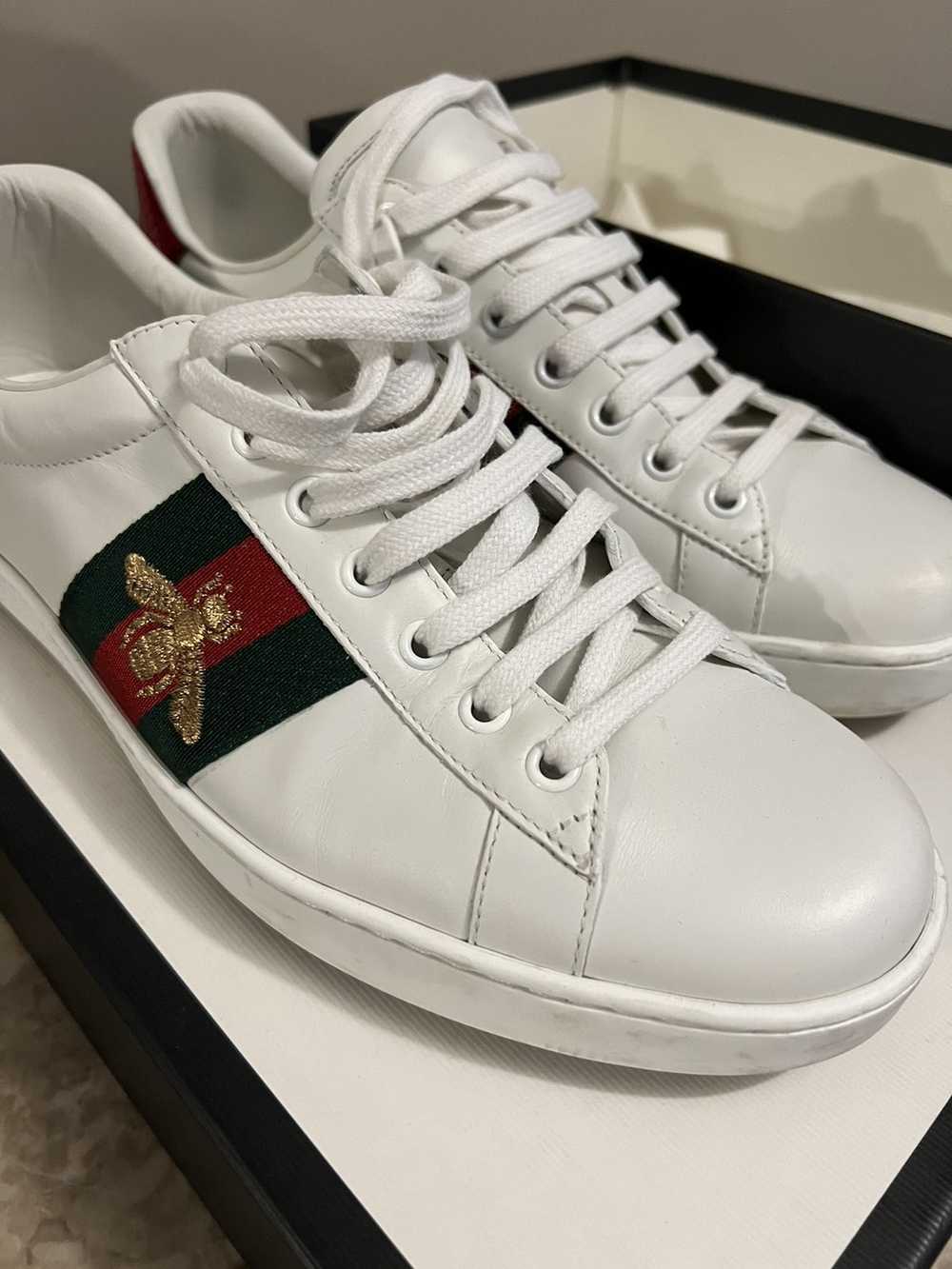 Gucci GUCCI White Embroidered Bee Ace Sneakers - image 2