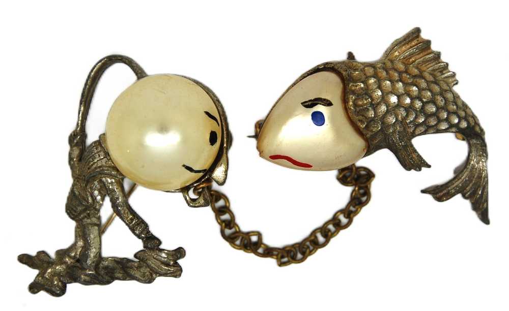 Angler VS Fish Pearlyhead Chatelaine Vintage Figu… - image 2