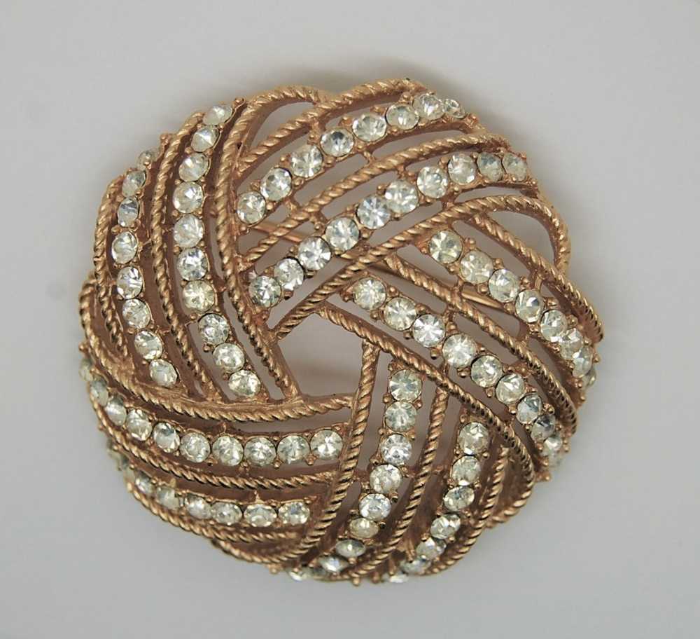 Trifari Rhinestone Love Knot Ribbon Gold Tone Pin… - image 3